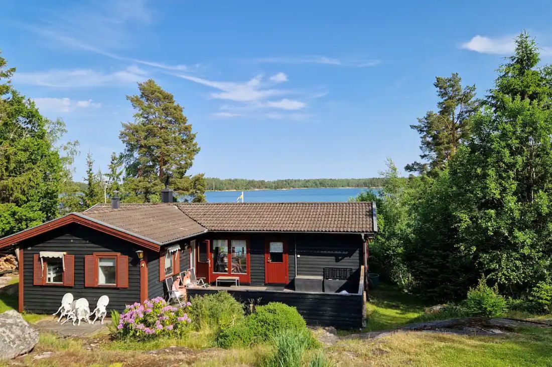 Das Haus von der Wasserseite mit Blick über den Schärengarten