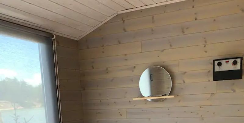 Innenraum der Sauna aus hellem Holz