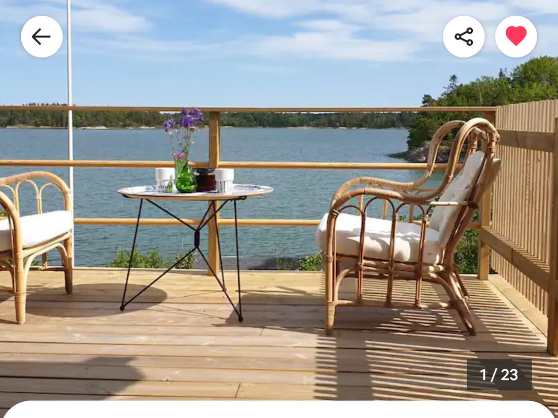 Terrasse mit Rattanmöbeln und Blick auf die Bucht
