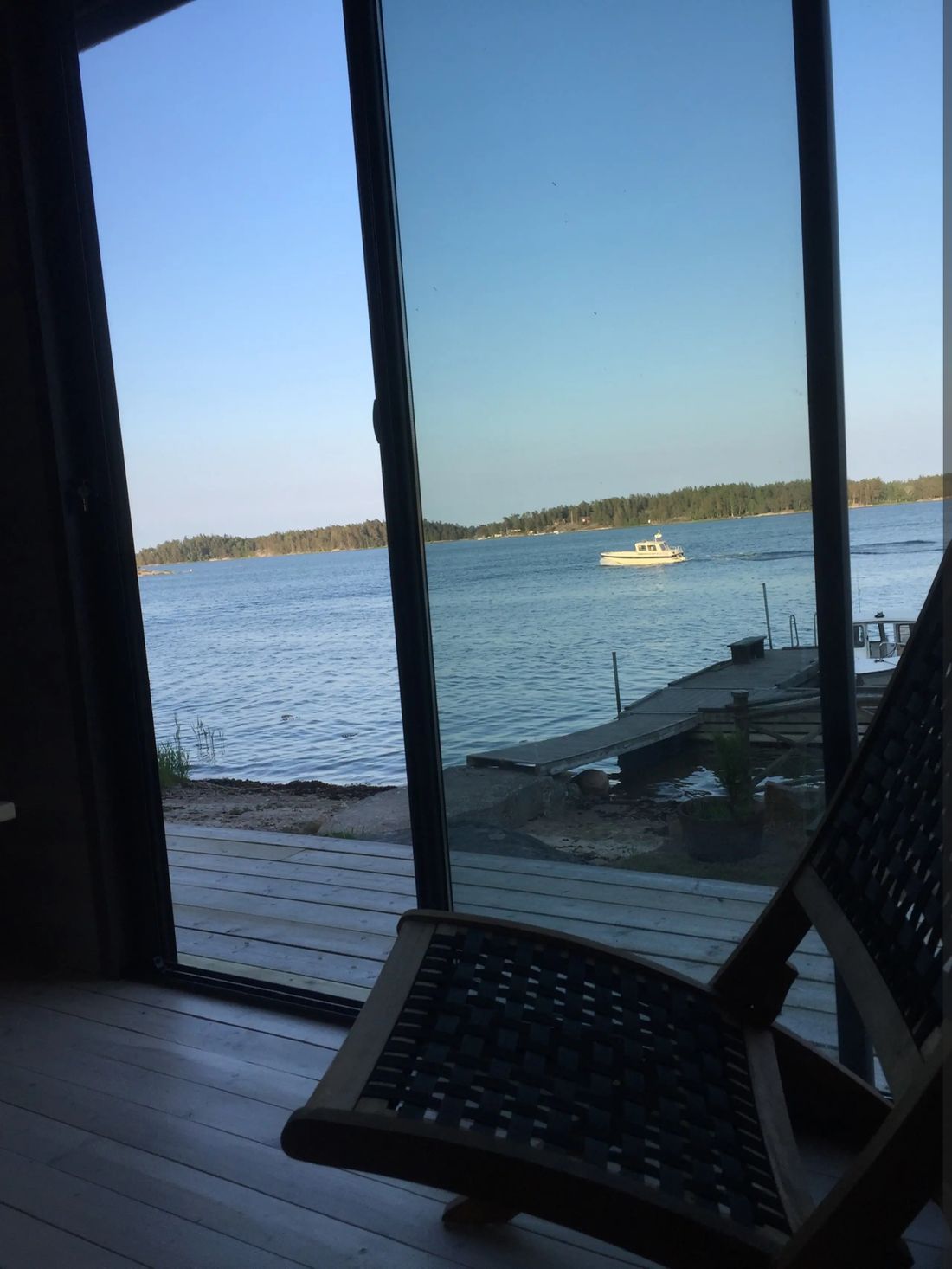 Blick aus der Sauna auf Steg und Wasser