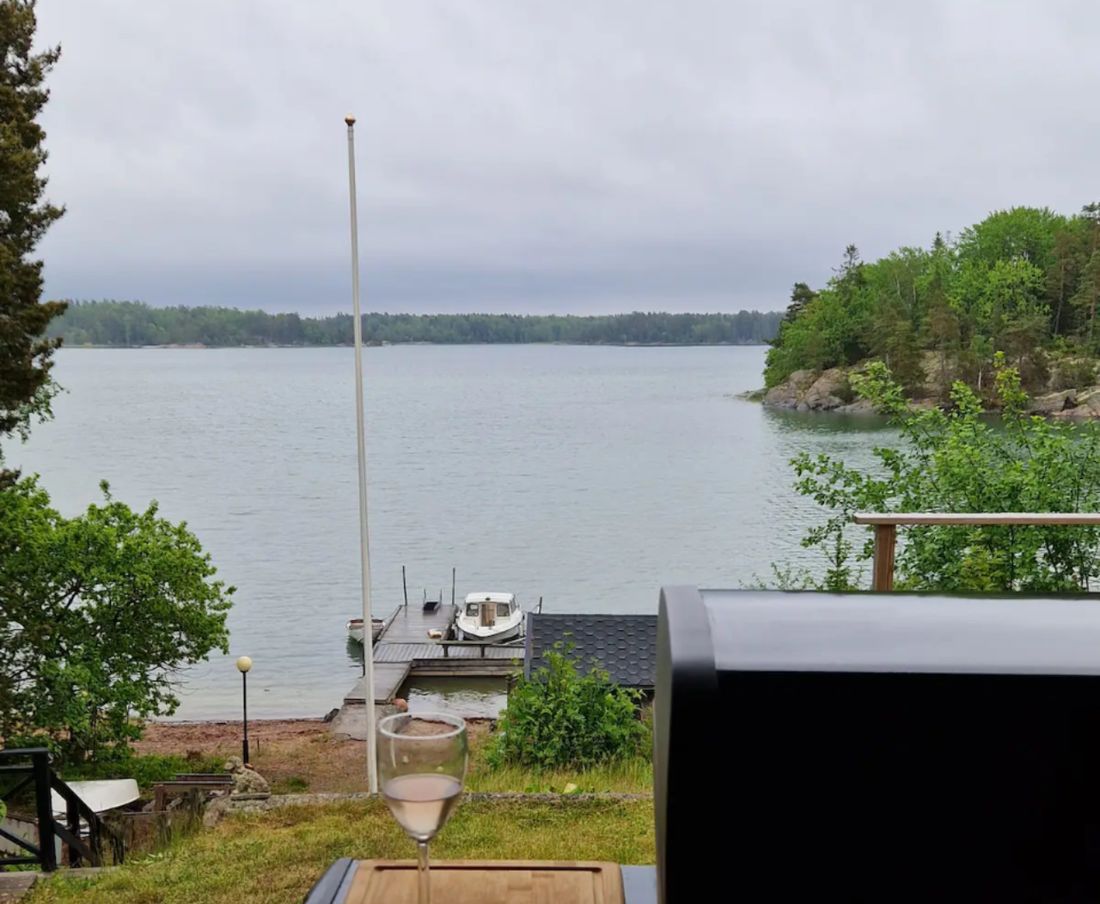 Grill auf der Terrasse mit Blick auf die Bucht