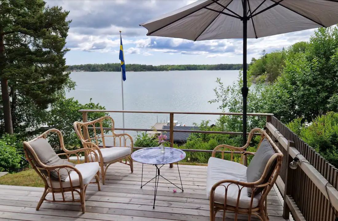 Terrasse mit schwedischer Flagge und Sonnenschirm