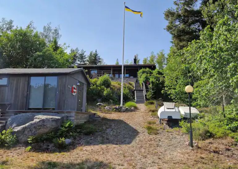 Vorgarten mit Fahnenmast und Zugang zum Haus