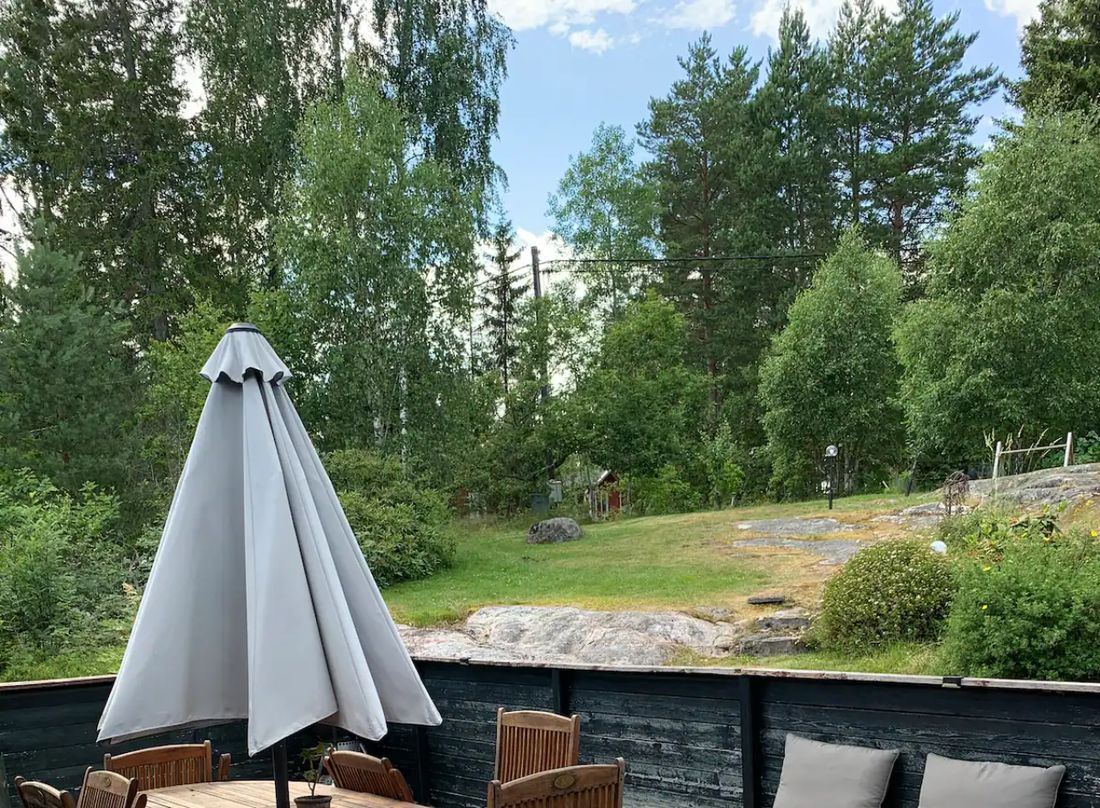 Große Terrasse mit Esstisch und Sonnenschirm